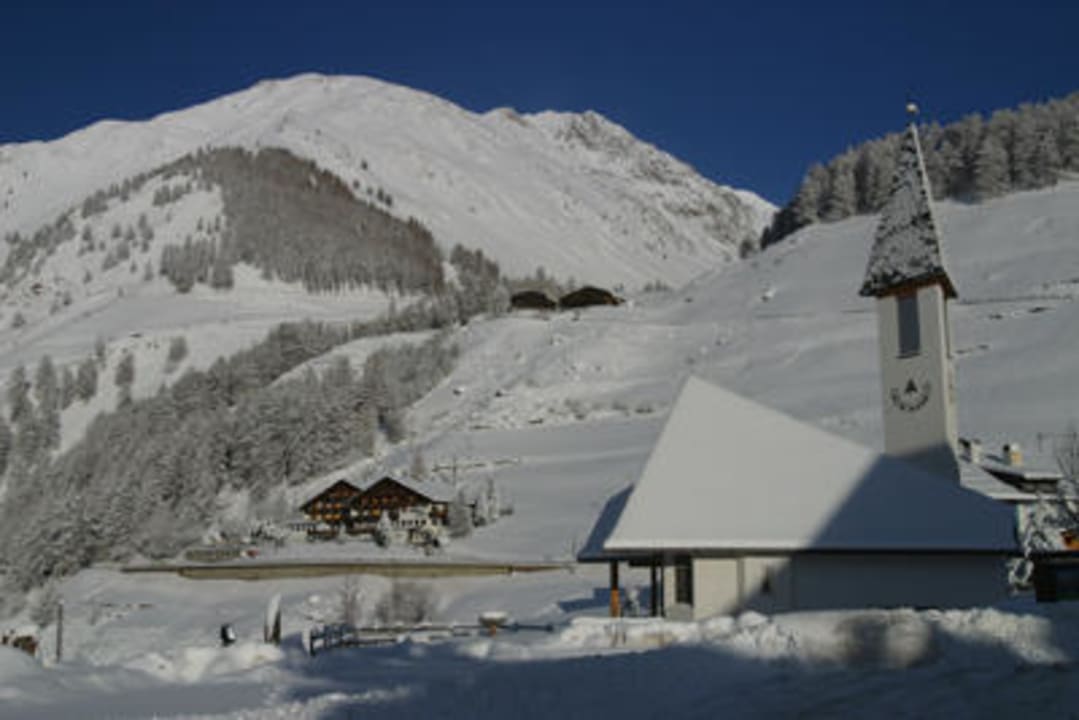 Hotelansicht im verschneiten Vernagt Hotel Vernagt am See