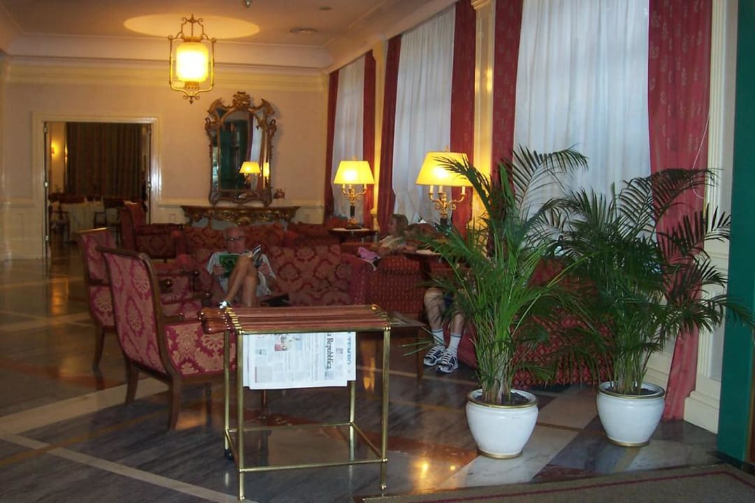Gemütliche Lobby mit intern. Zeitungen Starhotels Michelangelo