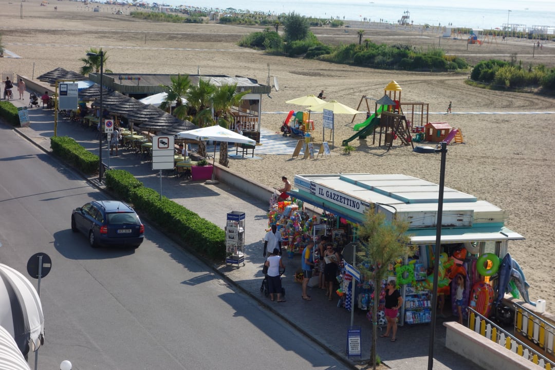 Direkt vor der Tür, mini Shop & Restaurant & Spielplatz Hotel Principe Caorle