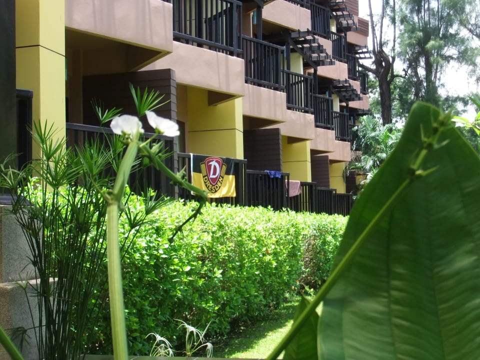Unser Zimmer von außen, mit Fahne.  Hotel Phuket Island View