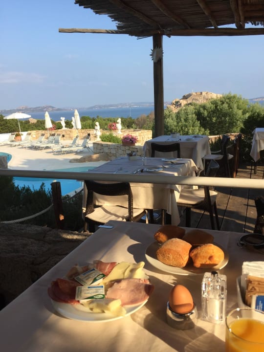 Frühstück auf der Terrasse Hotel Grand Relais dei Nuraghi