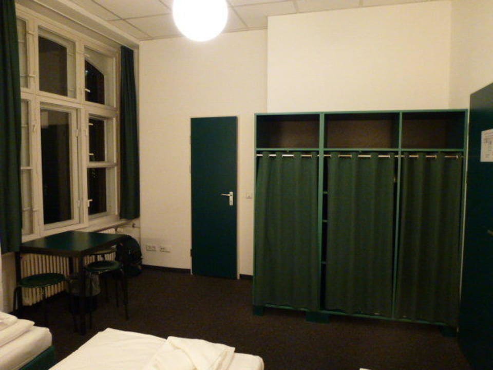 Blick zu Schrank und Badtür Hotel 103