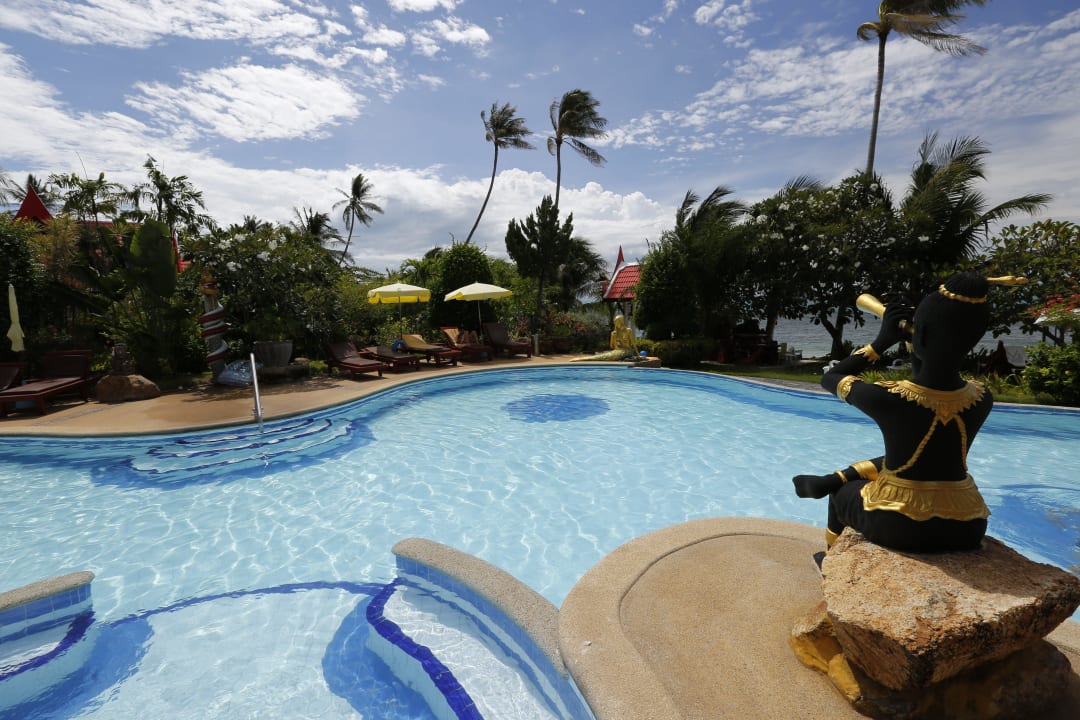 Ein grosszuegiger Pool der zum Schwimmen einlaedt Royal Living Koh Samui