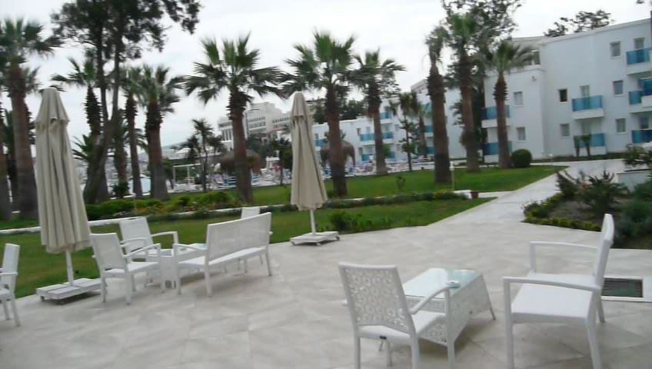 Poolbereich und Außenbereich der Lobby- Bar Le Bleu Hotel & Resort