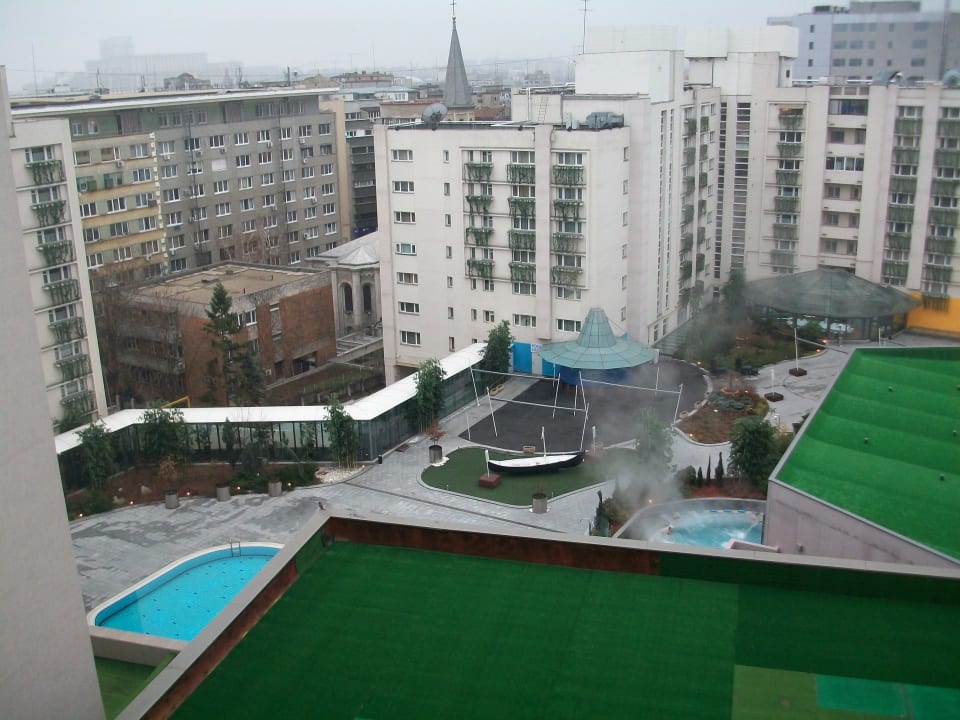 Blick auf Pool Hotel Radisson Blu Bukarest