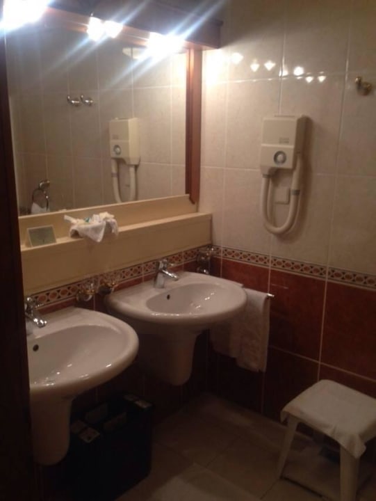 Geräumiges Bad mit Badewanne Reduce Hotel Thermal Bad Tatzmannsdorf