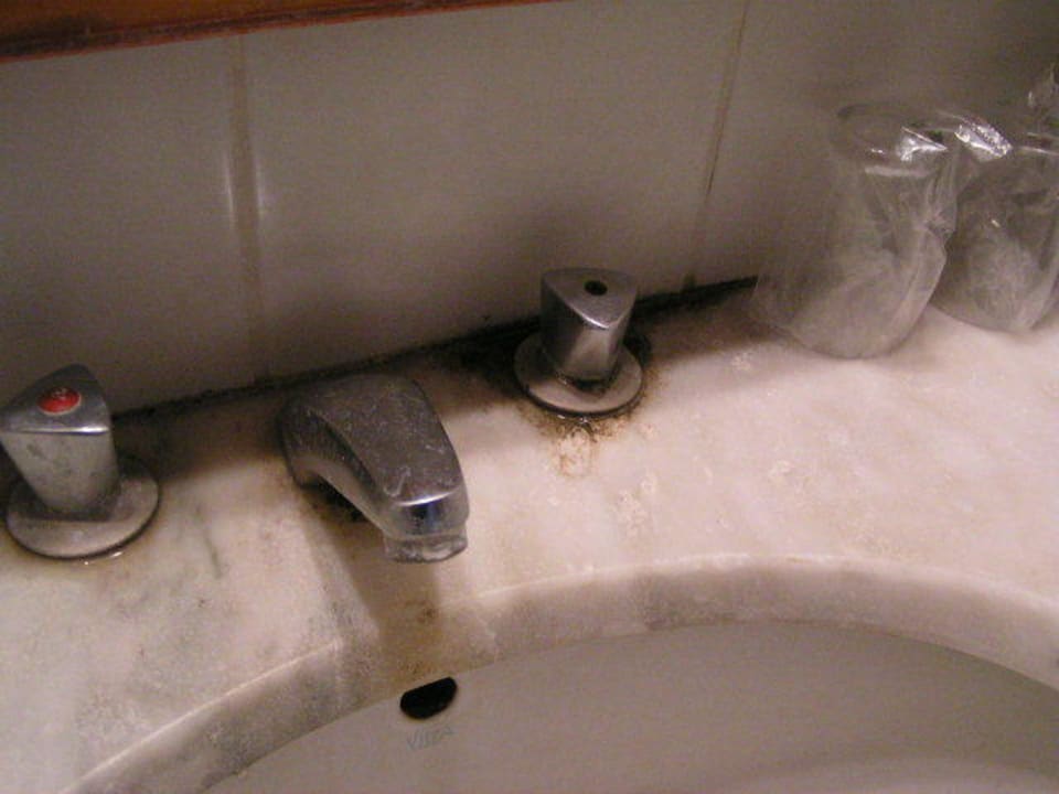 Waschbecken im Badezimmer Costa Bitezhan Hotel