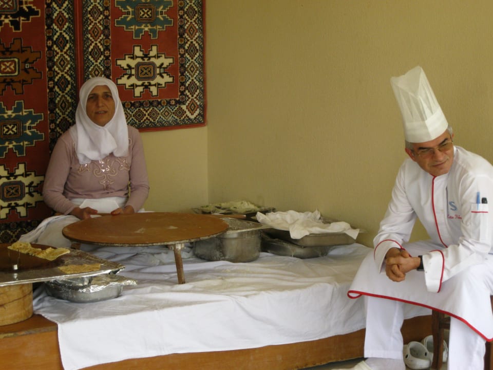 Die liebe Tayyibe mit dem Küchenchef Saphir Resort & Spa