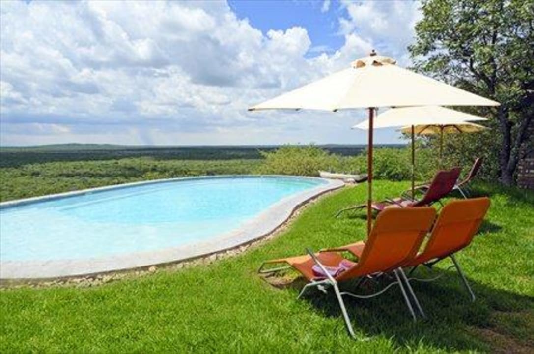 Schwimmbecken mit Aussicht auf die Landschaft Etosha Safari Lodge