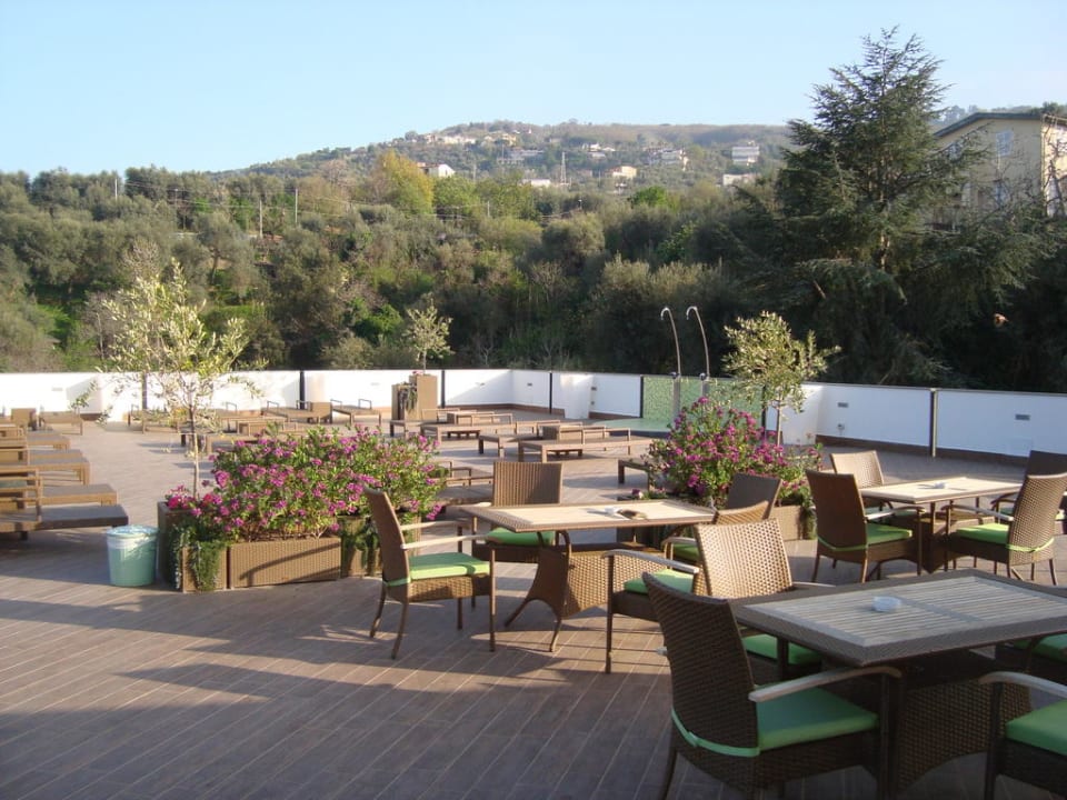 Dachterrasse mit Sitz- und Liegemöglichkeiten Grand Hotel President