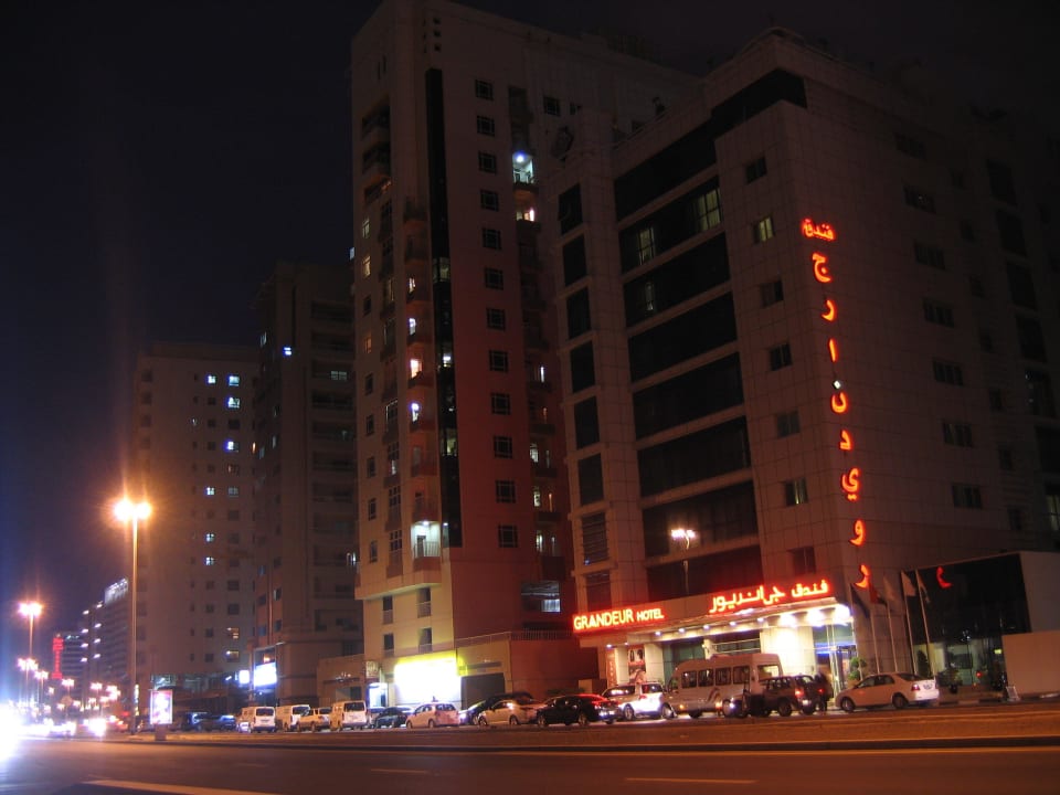 Hotel nachts, Straße Richtung Mall of the Emirates Grandeur Hotel
