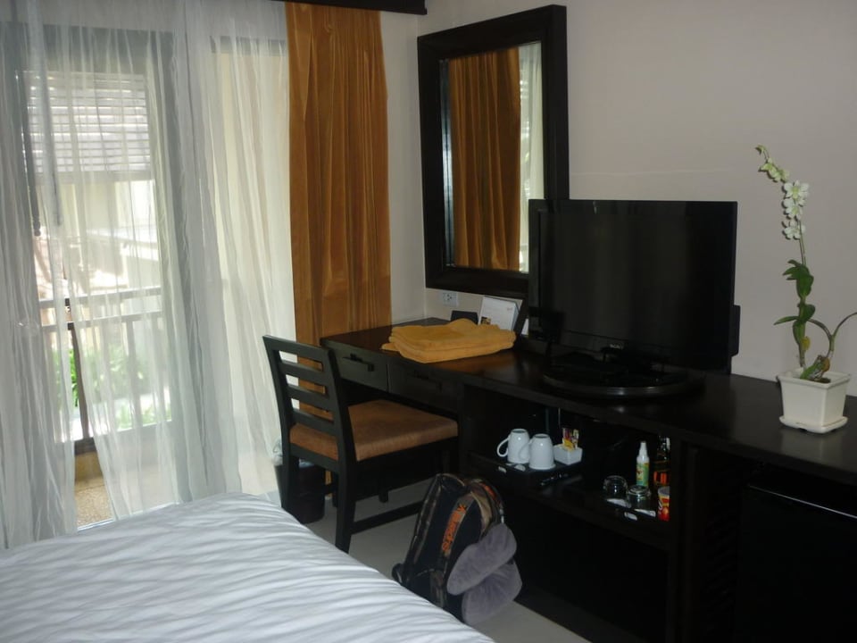 Schreibtisch mit TV und Minibar Impiana Resort Chaweng Noi