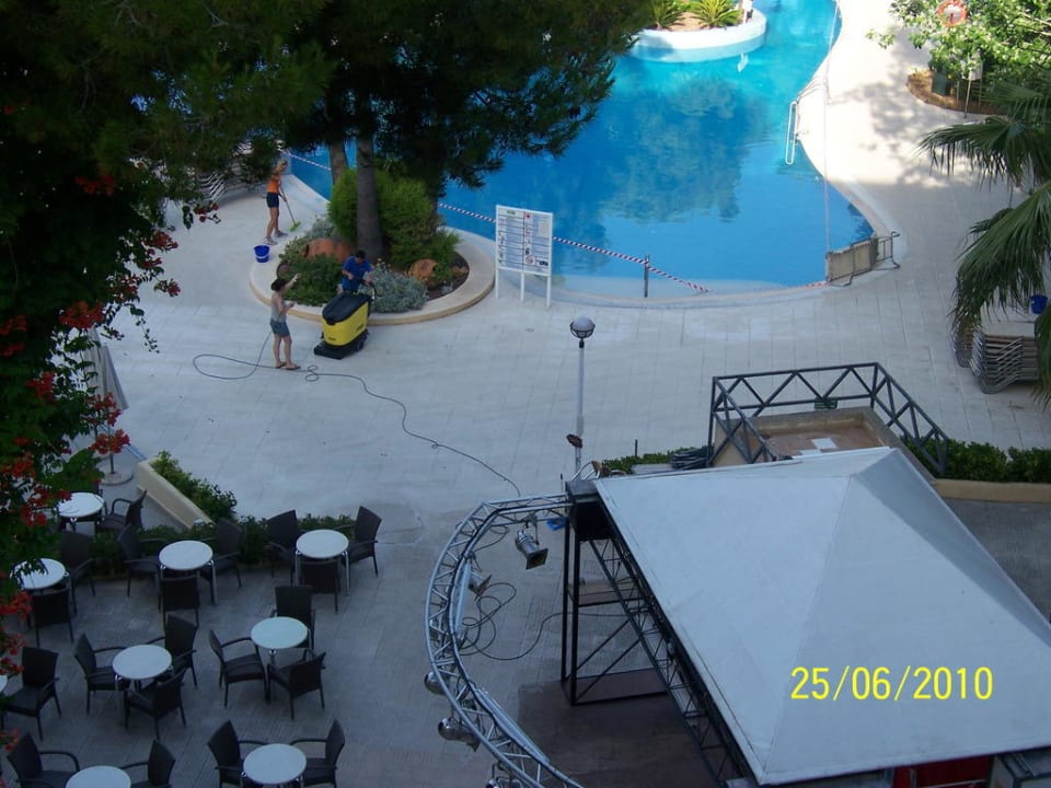 Tägliche Reinigung der Anlage Aparthotel Ivory Playa