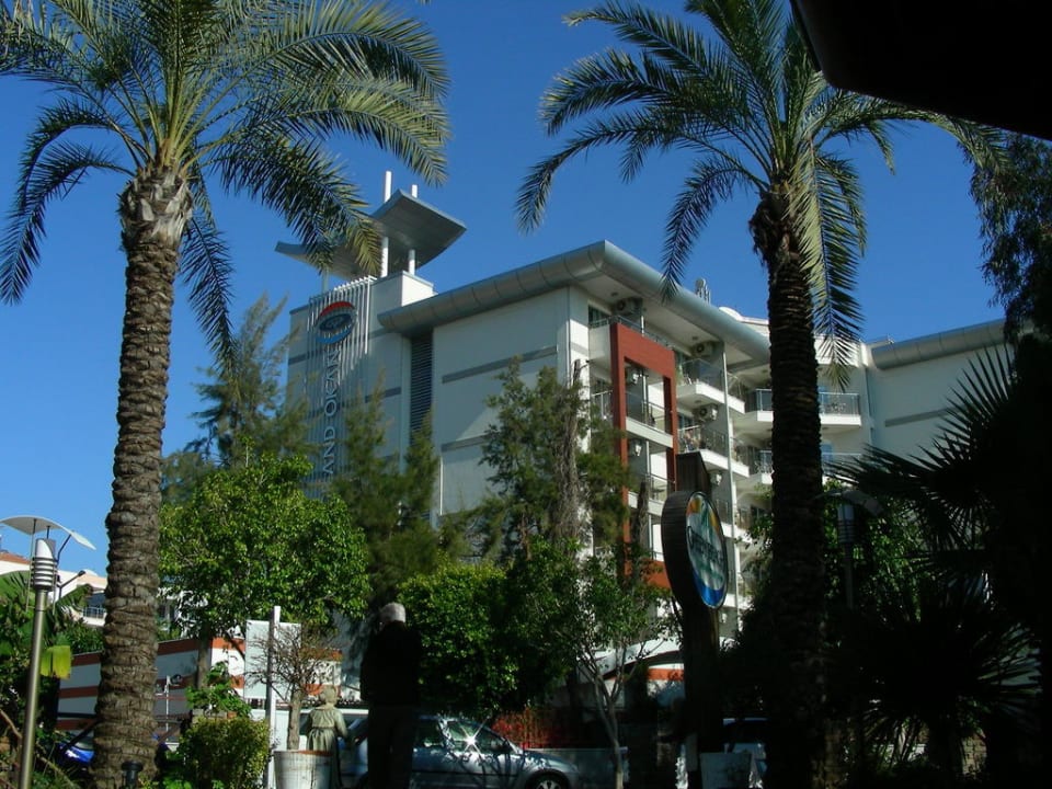 Das Hotel vom Strand aus gesehen Hotel Grand Okan