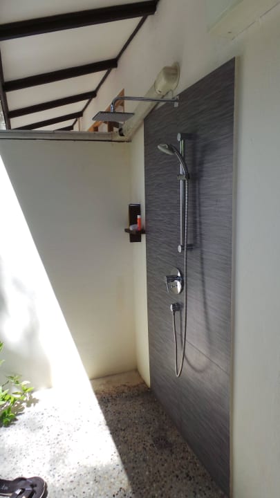 Außendusche in der Villa Kuramathi Maldives