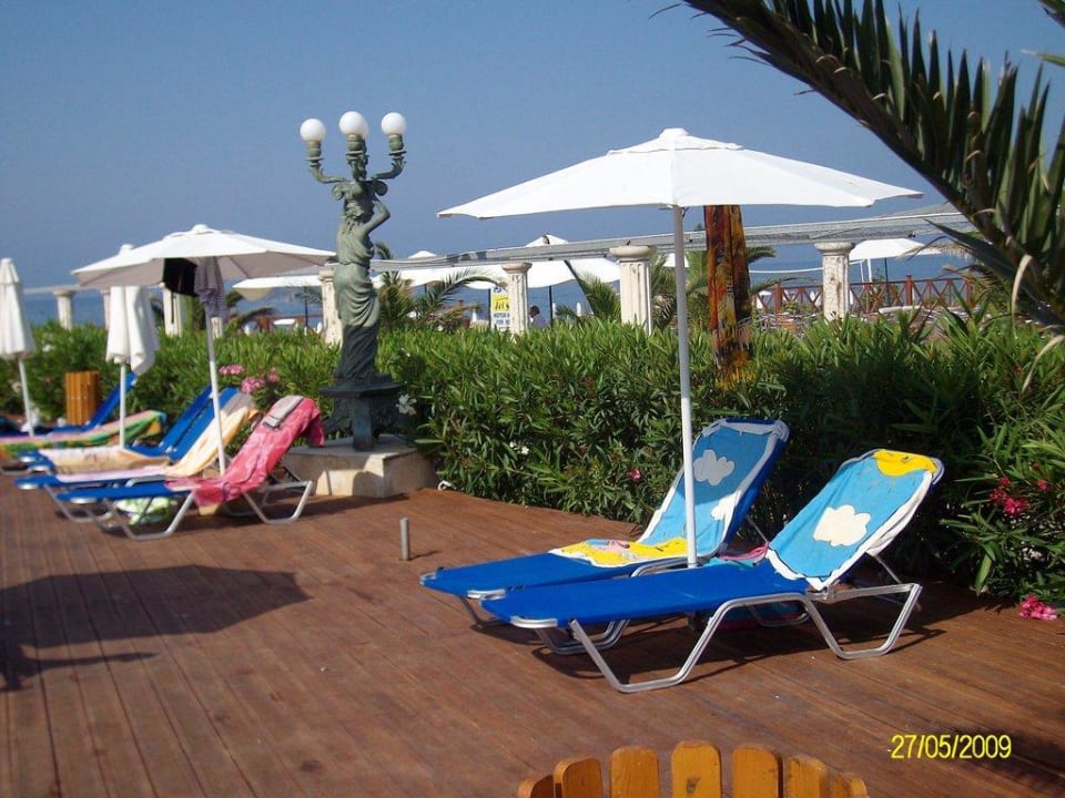 Liegen am Pool mit Blick aufs Meer Sandy Beach Resort