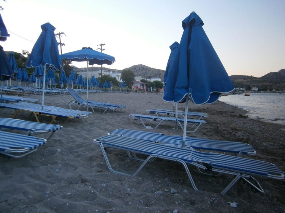 Hotelstrand mit Liegen alltoura Club Hotel Porto Angeli Beach Resort