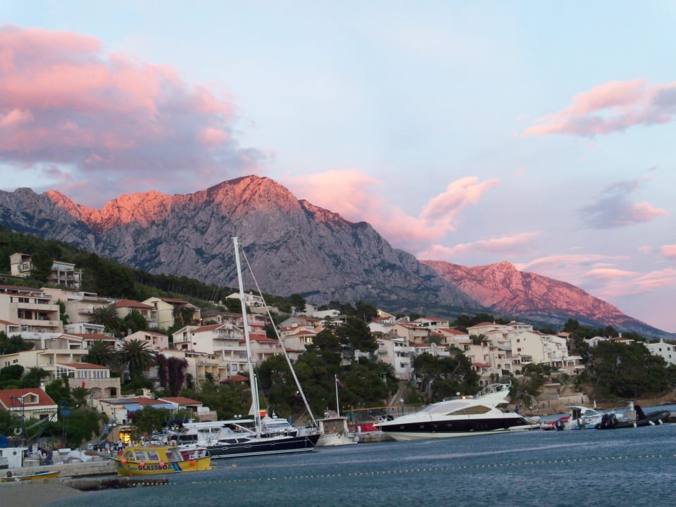 Blick auf den Hafen und die Berge bei Brela Bluesun Hotel Soline