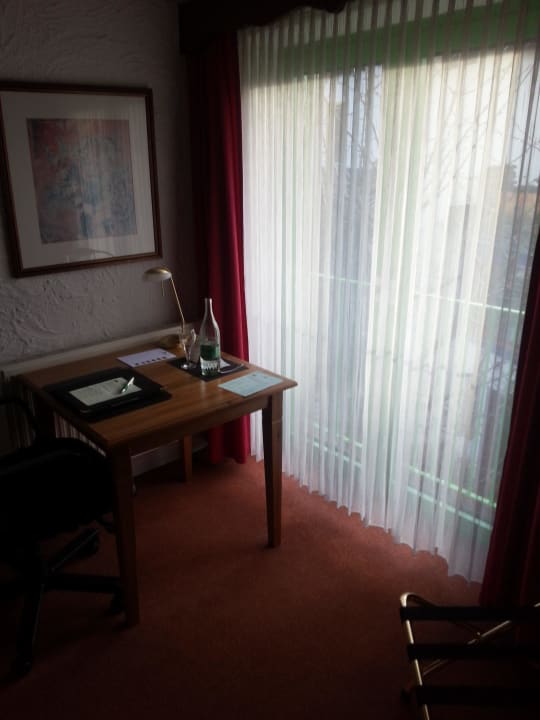 Schreibtisch und Fenster CONTEL Hotel Koblenz
