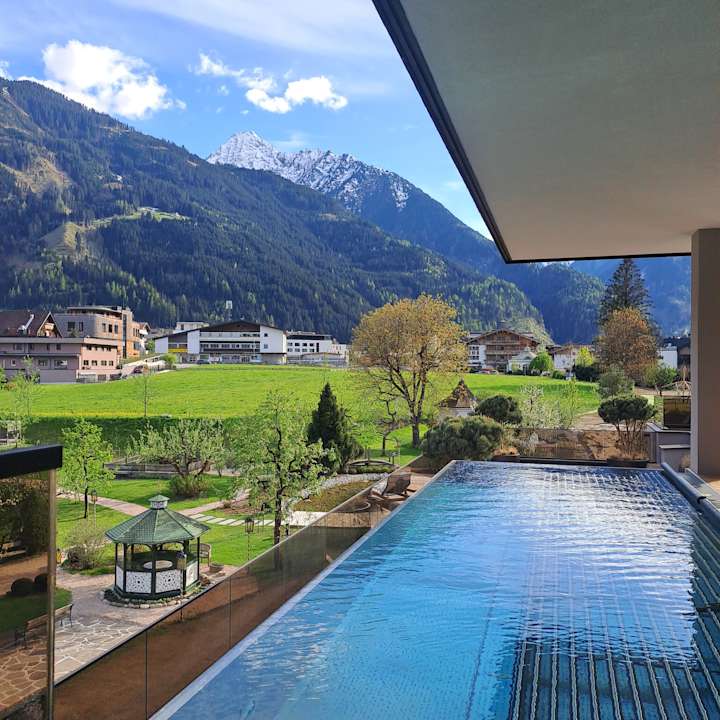 Pool Neuhaus Zillertal Resort