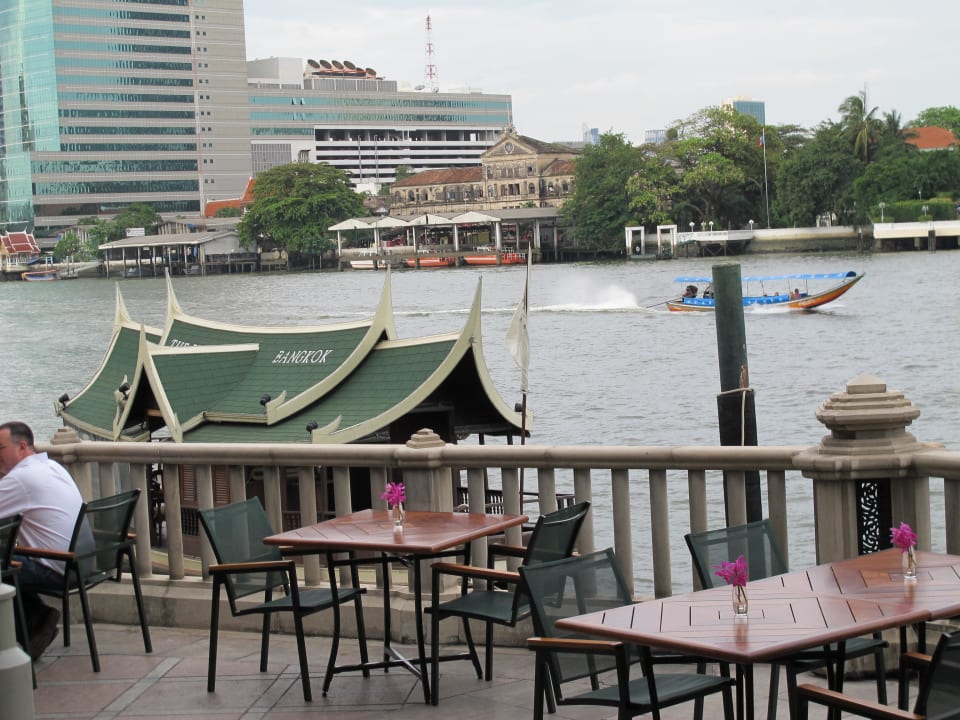 Blick von der Terrasse auf den Chao Phraya Hotel The Peninsula Bangkok