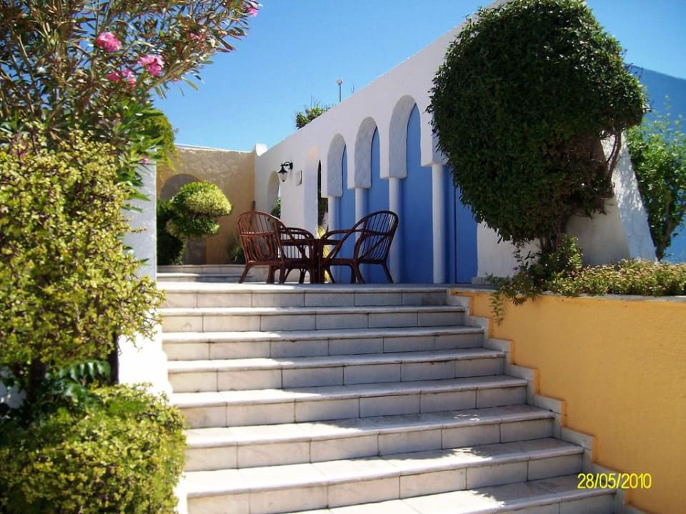 Sitzgruppe vor dem Theater Dimitra Beach Hotel & Suites