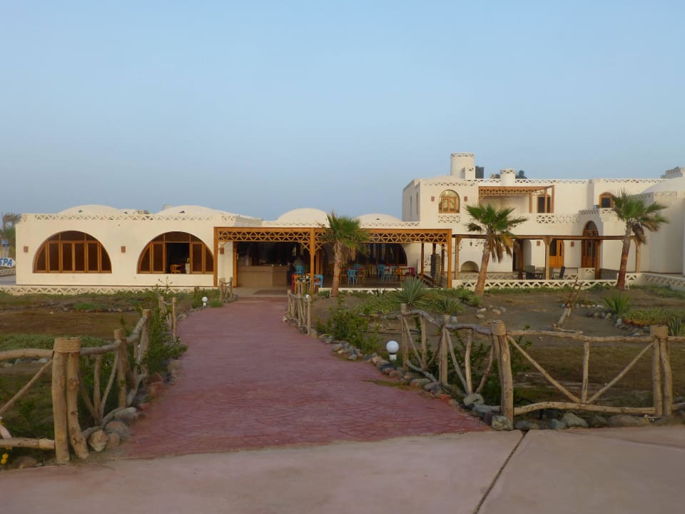 Blick vom Pool zum Restaurant Beach Safari Nubian Resort