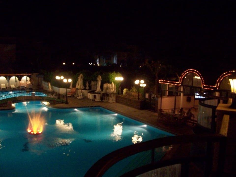 Poolanlage bei Nacht JAZ Pyramids Resort