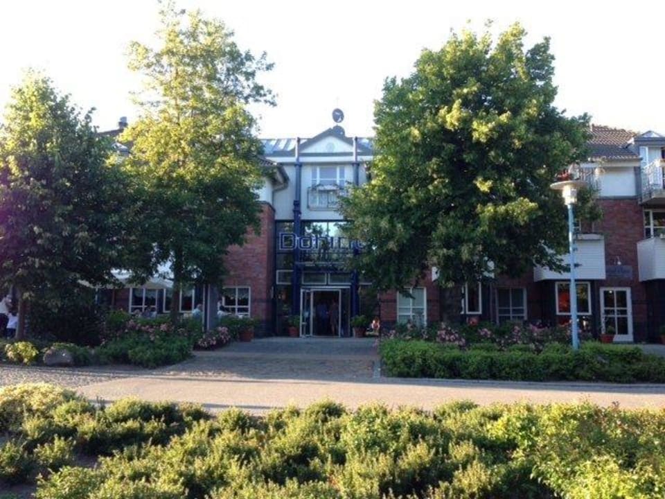 Hoteleingang Dorint Strandresort & Spa Ostseebad Wustrow