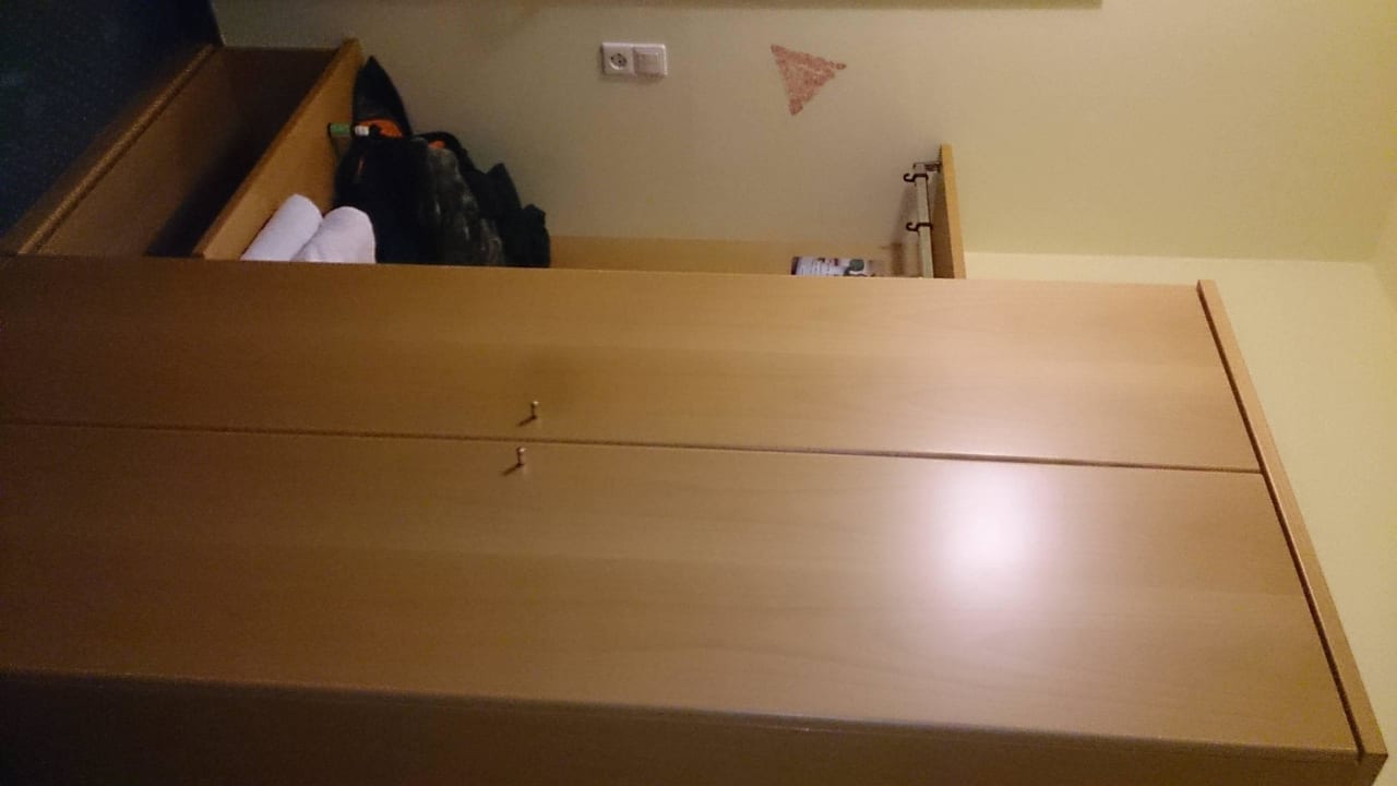 Unser Zimmer- Schrank NOVAPARK Flugzeughotel Graz