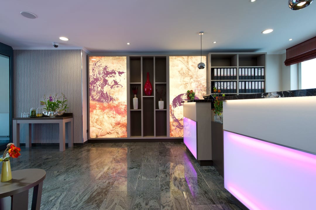 Reception area Leonardo Hotel Nürnberg