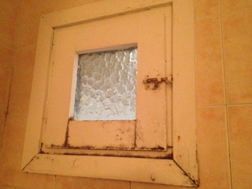 Verschimmeltes Badezimmerfenster Apartments Del Rey