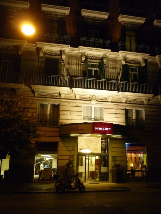 Nachts vor dem Hotel Hotel Mercure Angioino Napoli