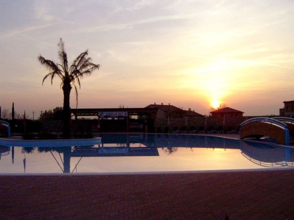 Pool in der Anlage am Abend Residence Eden