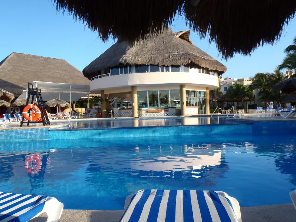 Der Pool mit Poolbar Viva Maya by Wyndham - All Inclusive Resort