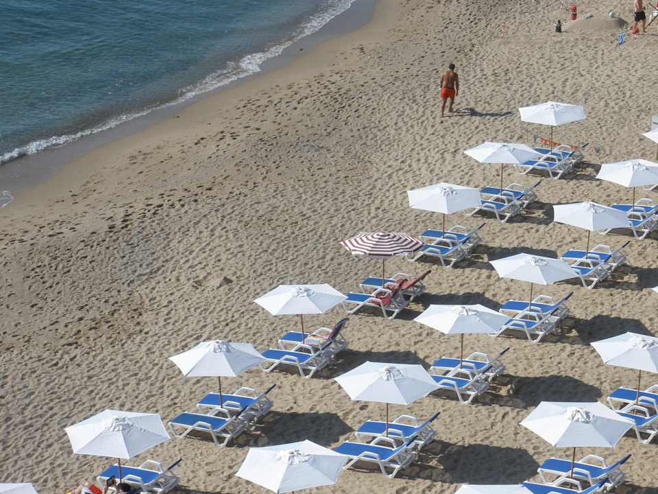 Der braungestreifter Schirm sind wir. Sol Luna Bay