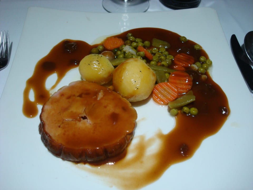 Spießbraten mit Kartoffeln und Gemüse The Agir Springs Hotel by MedPlaya