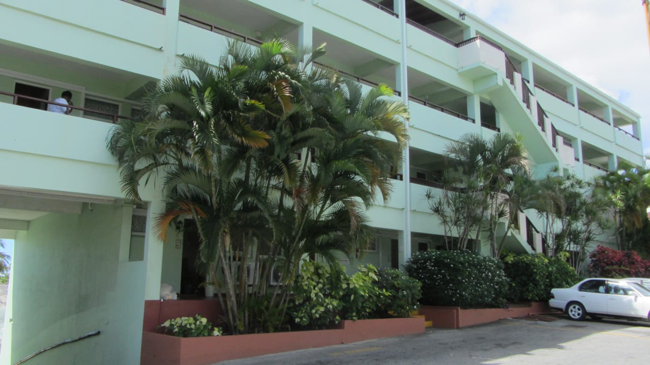 Vorderseite rechts Coconut Court Beach Hotel