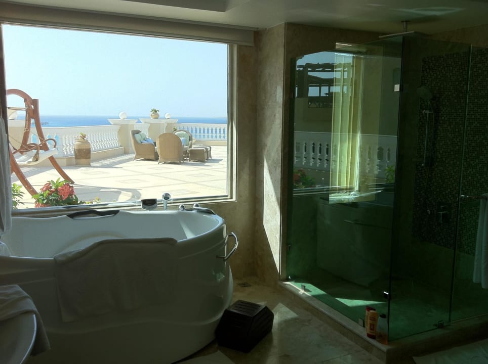 Bad mit Regendusche und Traumausblick Kaisol Romance Resort