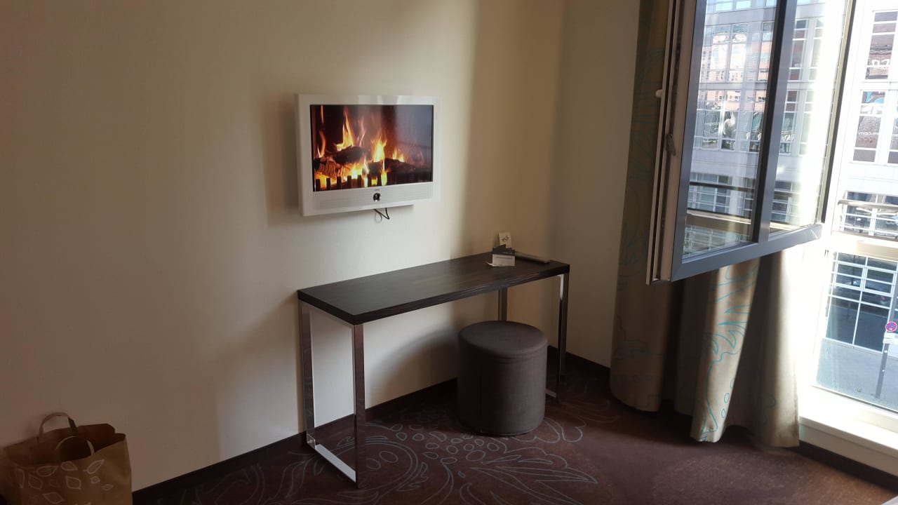 Blick auf den Flatscreen Motel One Berlin-Spittelmarkt