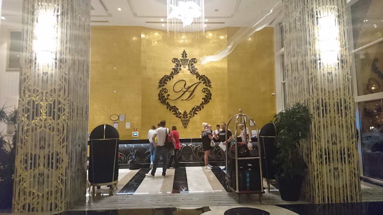 Lobby Azura Deluxe Resort & Spa Hotel