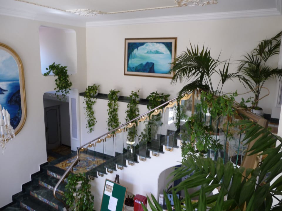 Aufgang zur Bibliothek Hotel Syrene