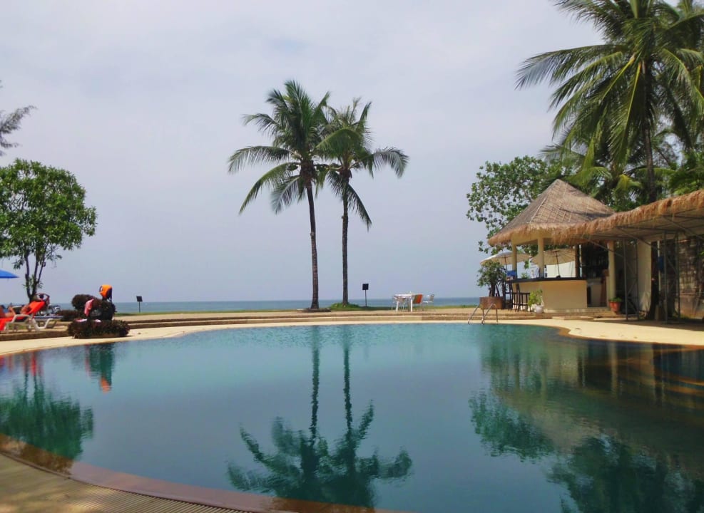 Blick auf Pool,dahinter  Strand  Hive Khaolak Beach Resort