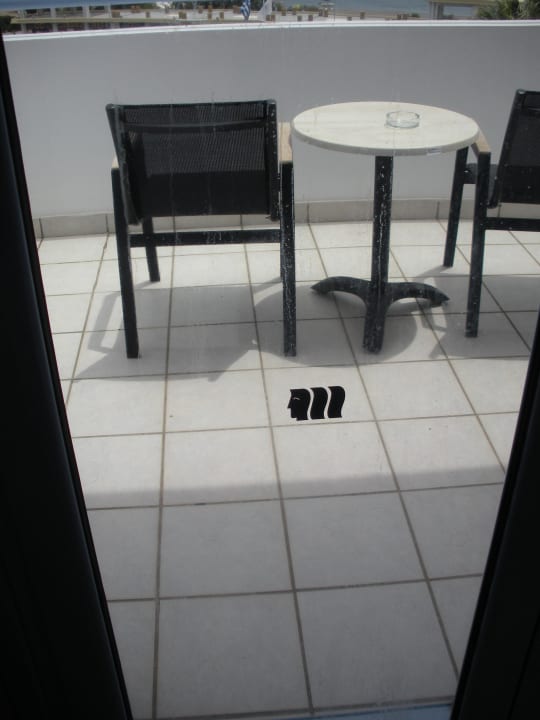 So sehen geputzte Balkonscheiben aus!  Mitsis Rodos Village