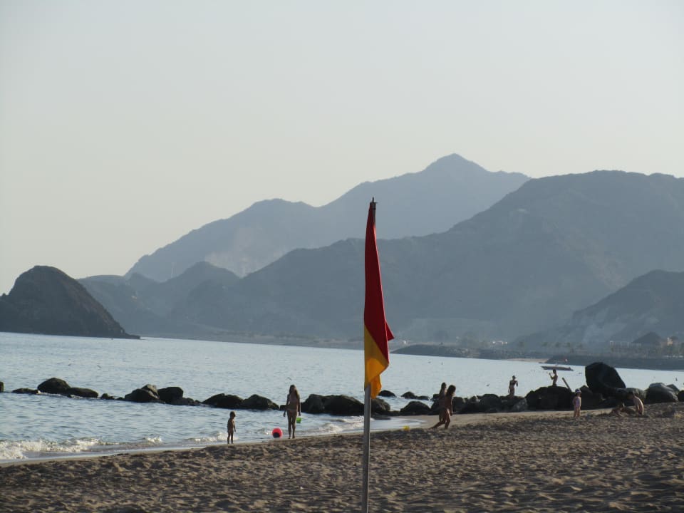 Gepfegter Strand Hotel Le Meridien Al Aqah Beach Resort