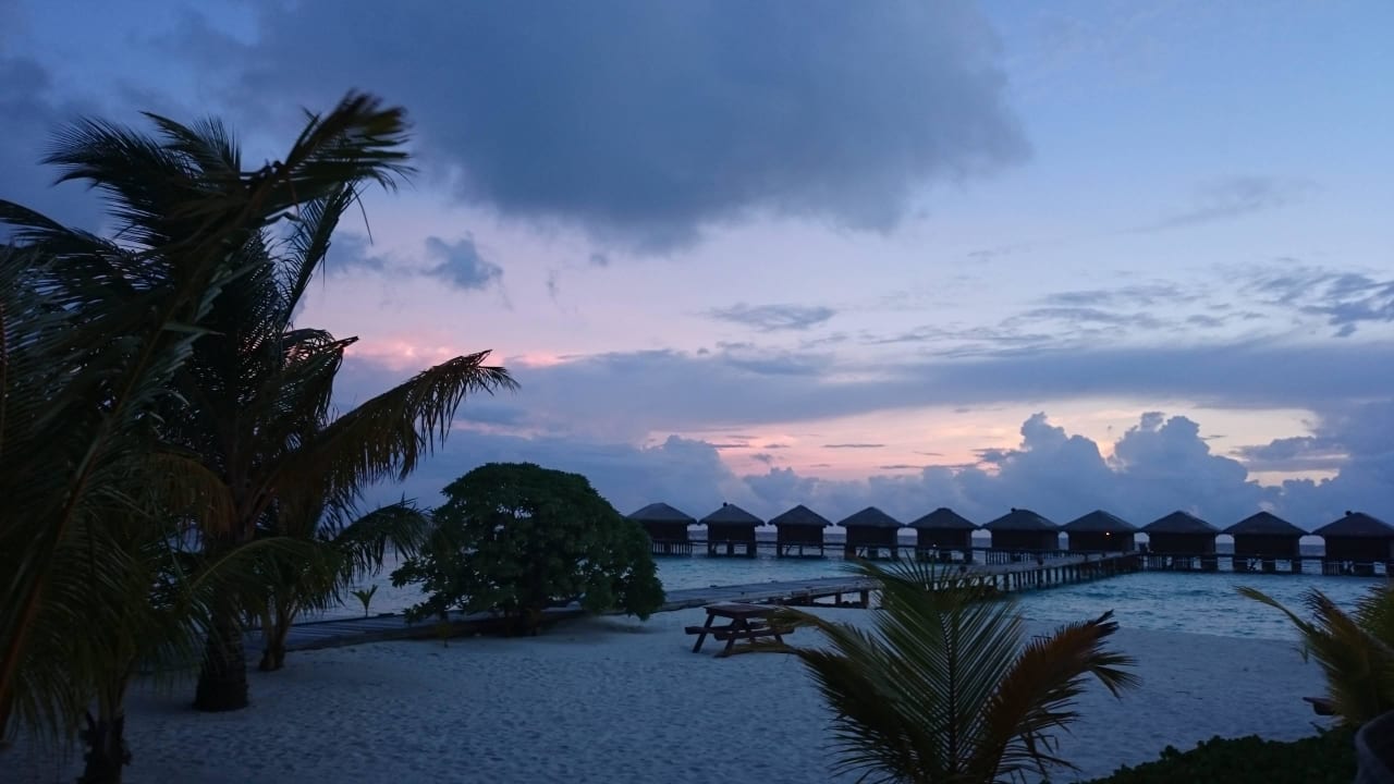 Wasserbungalow bei Sonnenuntergang  Filitheyo Island Resort