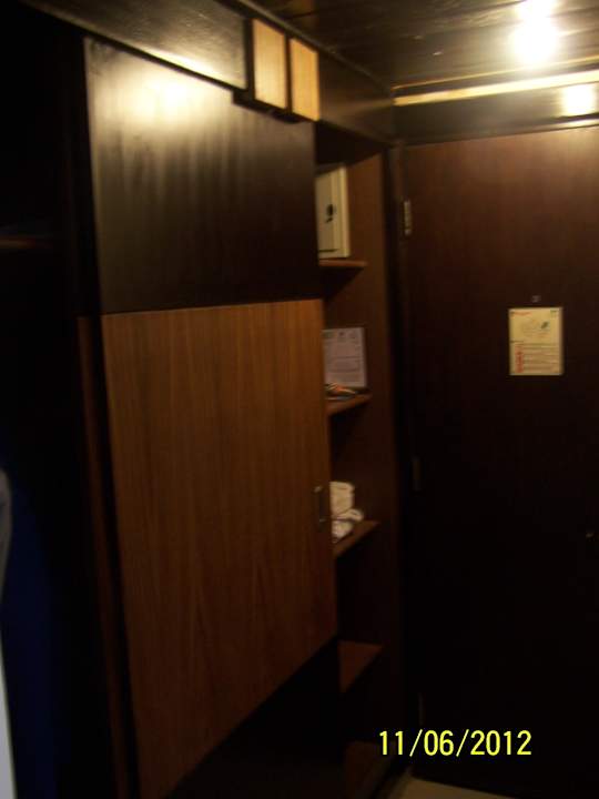 Ogromna szafa z wlasnym sejfem Rehana Sharm Resort Aqua Park & Spa