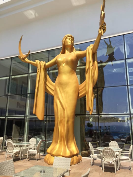 Skultur im Außenbereich Azura Deluxe Resort & Spa Hotel