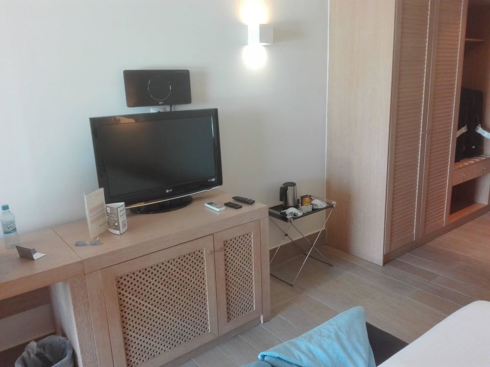Fernseher mit darunter liegender Minibar Aquagrand Artistic Luxury Beach Resort - Adults only