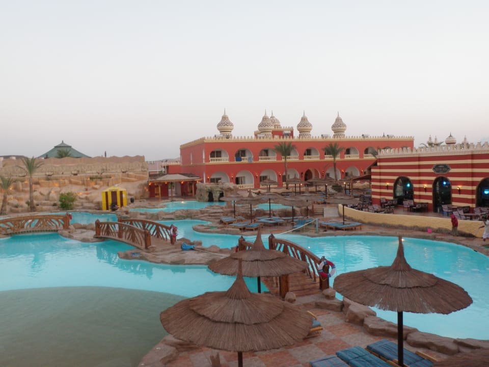 Basen główny Pickalbatros Alf Leila Wa Leila Resort - Neverland Hurghada